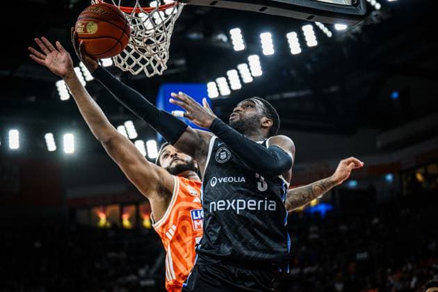 Neu Ulm, Deutschland, 25.04.26: Joel Soriano (ratiopharm ulm) und Osaro Rich (Veolia Towers Hamburg) im Zweikampf waehrend des Basketball Bundesliga Spiels zwischen ratiopharm ulm vs Veolia Towers Hamburg in der ratiopharm Arena am 25. April 2026 in Neu Ulm, Deutschland. (Foto von Harry Langer DeFodi Images) ratiopharm Arena, Germany, 25.04.26: Joel Soriano (ratiopharm ulm) und Osaro Rich (Veolia Towers Hamburg) battle for the ball during the Basketball Bundesliga match between ratiopharm ulm vs Veolia Towers Hamburg at Neu Ulm on April 25, 2026 in ratiopharm Arena, Germany. (Photo by Harry Langer DeFodi Images) (Photo by Harry Langer DeFodi Images) -