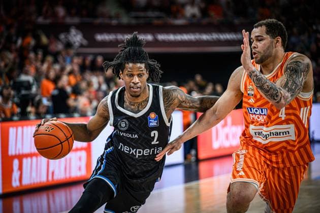 Neu Ulm, Deutschland, 25.04.26: Leonard Thorpe Jr. (Veolia Towers Hamburg) und Christopher Ledlum (ratiopharm ulm) im Zweikampf waehrend des Basketball Bundesliga Spiels zwischen ratiopharm ulm vs Veolia Towers Hamburg in der ratiopharm Arena am 25. April 2026 in Neu Ulm, Deutschland. (Foto von Harry Langer DeFodi Images) ratiopharm Arena, Germany, 25.04.26: Leonard Thorpe Jr. (Veolia Towers Hamburg) und Christopher Ledlum (ratiopharm ulm) battle for the ball during the Basketball Bundesliga match between ratiopharm ulm vs Veolia Towers Hamburg at Neu Ulm on April 25, 2026 in ratiopharm Arena, Germany. (Photo by Harry Langer DeFodi Images) (Photo by Harry Langer DeFodi Images) -