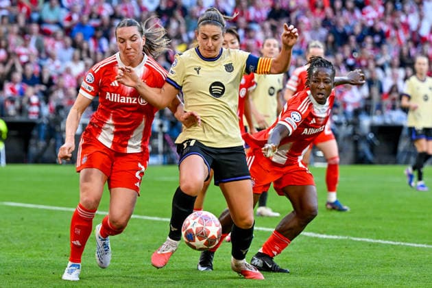 v.li.: Vanessa GILLES (FC Bayern, FCB, 2) Alexia PUTELLAS (Barcelona, 11) Bernadette KAKAOUNAN (FC Bayern, FCB, 15) im Zweikampf, Duell, duel, tackle, Dynamik, Action, Aktion, 25.04.2026, München (Deutschland), Fussball, UEFA Womens Champions League, Halbfinale, FC Bayern München - FC Barcelona, Barca