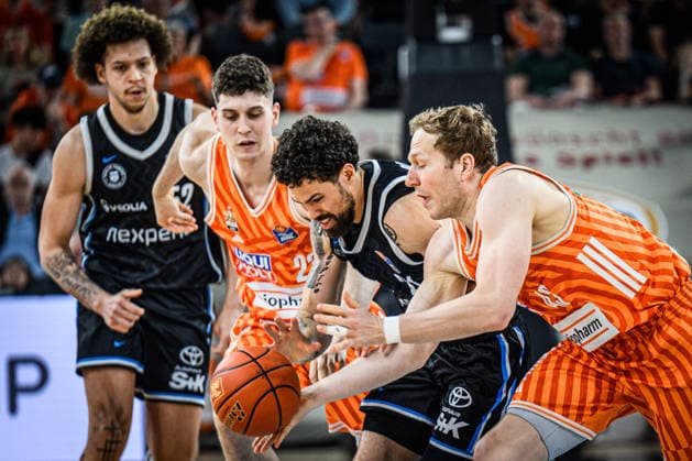 Neu Ulm, Deutschland, 25.04.26: Zacharie Perrin (Veolia Towers Hamburg), Diego Garavaglia (ratiopharm ulm), Devon Daniels (Veolia Towers Hamburg) und Christian Sengfelder (ratiopharm ulm) im Zweikampf waehrend des Basketball Bundesliga Spiels zwischen ratiopharm ulm vs Veolia Towers Hamburg in der ratiopharm Arena am 25. April 2026 in Neu Ulm, Deutschland. (Foto von Harry Langer DeFodi Images) ratiopharm Arena, Germany, 25.04.26: Zacharie Perrin (Veolia Towers Hamburg), Diego Garavaglia (ratiopharm ulm), Devon Daniels (Veolia Towers Hamburg) und Christian Sengfelder (ratiopharm ulm) battle for the ball during the Basketball Bundesliga match between ratiopharm ulm vs Veolia Towers Hamburg at Neu Ulm on April 25, 2026 in ratiopharm Arena, Germany. (Photo by Harry Langer DeFodi Images) (Photo by Harry Langer DeFodi Images) -