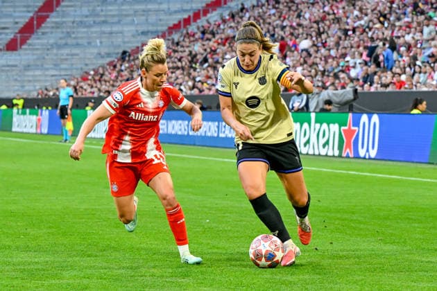 v.li.: hLinda DALLMANN (FC Bayern, FCB, 10) Alexia PUTELLAS (Barcelona, 11) im Zweikampf, Duell, duel, tackle, Dynamik, Action, Aktion, 25.04.2026, München (Deutschland), Fussball, UEFA Womens Champions League, Halbfinale, FC Bayern München - FC Barcelona, Barca
