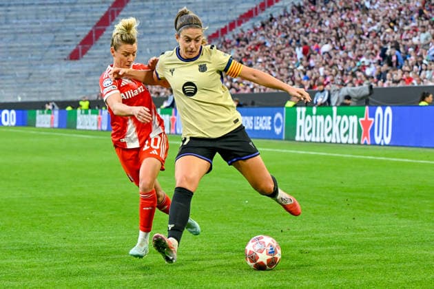 v.li.: hLinda DALLMANN (FC Bayern, FCB, 10) Alexia PUTELLAS (Barcelona, 11) im Zweikampf, Duell, duel, tackle, Dynamik, Action, Aktion, 25.04.2026, München (Deutschland), Fussball, UEFA Womens Champions League, Halbfinale, FC Bayern München - FC Barcelona, Barca