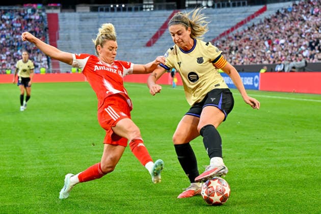 v.li.: hLinda DALLMANN (FC Bayern, FCB, 10) Alexia PUTELLAS (Barcelona, 11) im Zweikampf, Duell, duel, tackle, Dynamik, Action, Aktion, 25.04.2026, München (Deutschland), Fussball, UEFA Womens Champions League, Halbfinale, FC Bayern München - FC Barcelona, Barca