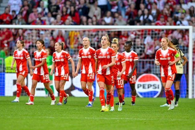 Spielerinnen des FC Bayern mit verhaltenem Torjubel nach dem Tor zum 1:1 durch Franziska KETT (FC Bayern, FCB, 20) (nicht im Bild, not pictured), 25.04.2026, München (Deutschland), Fussball, UEFA Womens Champions League, Halbfinale, FC Bayern München - FC Barcelona, Barca