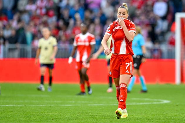 Giulia GWINN (FC Bayern, FCB, 7) enttaeuscht schauend, Enttaeuschung, Frustration, disappointed, pessimistisch, 25.04.2026, München (Deutschland), Fussball, UEFA Womens Champions League, Halbfinale, FC Bayern München - FC Barcelona, Barca