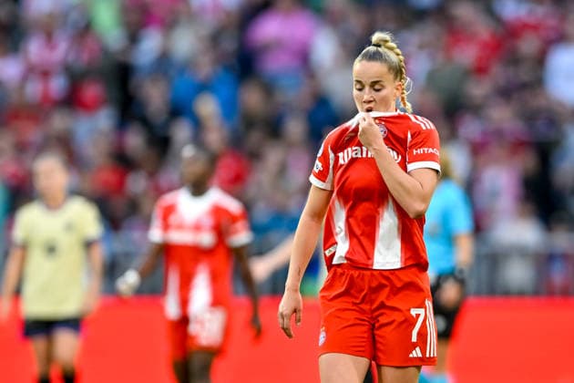 Giulia GWINN (FC Bayern, FCB, 7) enttaeuscht schauend, Enttaeuschung, Frustration, disappointed, pessimistisch, 25.04.2026, München (Deutschland), Fussball, UEFA Womens Champions League, Halbfinale, FC Bayern München - FC Barcelona, Barca