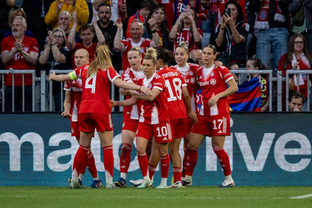 Die Muenchnerinnen bejubeln mit Franziska Kett (FC Bayern Muenchen Frauen, 20) deren Tor zum 1:1 - Ausgleich GER, FC Bayern Muenchen vs. FC Barcelona, Barca Fussball, UEFA Womans Champions League, Halbfinale Hinspiel, Saison 2025 2026, 25.04.2026 GER, FC Bayern Muenchen vs. FC Barcelona, Fussball, UEFA Womans Champions League, Halbfinale Hinspiel, Saison 2025 2026, 25.04.2026 Muenchen Copyright: xEibner-Pressefoto HeikexFeinerx EP_HFR