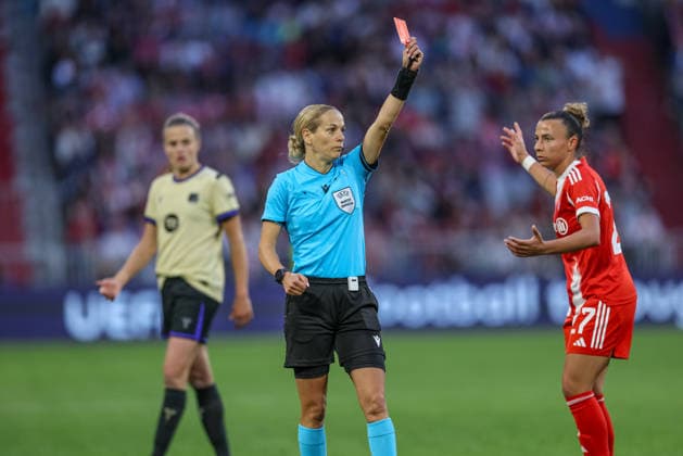 GER, München, Bayern München vs FC Barcelona, Barca Women s Champions League, Fussball, UEFA, Spielzeit 2025 2026, Allianz Arena, Halbfinale, Hinspiel im Bild v.l.: Ivana Martincic (Schiedsrichterin zeigt die rote Karte) DFB DFL REGULATIONS PROHIBIT ANY USE OF PHOTOGRAPHS AS IMAGE SEQUENCES AND OR QUASI-VIDEO, 25.04.2026 Copyright: HMBxMedia HendrikxHamelau