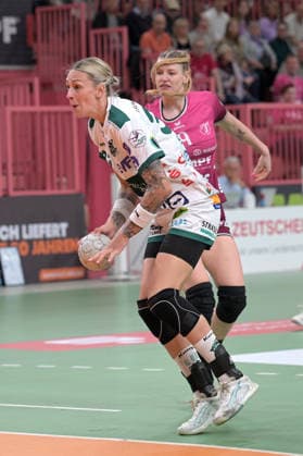 Luisa Schulze (FrischAuf Goeppingen, 33) am mit Ball TusSies Metzingen vs. FrischAuf Goeppingen , Handball, Alsco HBF, 2. Play-Off Ligaspieltag, Saison 2025 2026, 25.04.2026 TusSies Metzingen vs. FrischAuf Goeppingen , Handball, Alsco HBF, 2. Play-Off Ligaspieltag, Saison 2025 2026, 25.04.2026 Tuebingen Copyright: xEibner-Pressefoto TobiasxBaurx EP_TBR