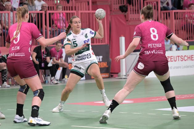 Ann Kynast (FrischAuf Goeppingen, 05) am mit Ball gegen Naina Klein (TusSies Metzingen, 09) und Ida Petzold (TusSies Metzingen, 08) TusSies Metzingen vs. FrischAuf Goeppingen , Handball, Alsco HBF, 2. Play-Off Ligaspieltag, Saison 2025 2026, 25.04.2026 TusSies Metzingen vs. FrischAuf Goeppingen , Handball, Alsco HBF, 2. Play-Off Ligaspieltag, Saison 2025 2026, 25.04.2026 Tuebingen Copyright: xEibner-Pressefoto TobiasxBaurx EP_TBR