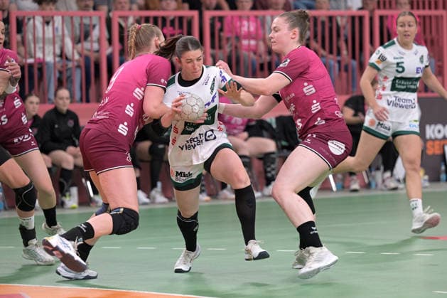 Lea Neubrander (FrischAuf Goeppingen, 81) am mit Ball gegen Naina Klein (TusSies Metzingen, 09) und Ida Petzold (TusSies Metzingen, 08) TusSies Metzingen vs. FrischAuf Goeppingen , Handball, Alsco HBF, 2. Play-Off Ligaspieltag, Saison 2025 2026, 25.04.2026 TusSies Metzingen vs. FrischAuf Goeppingen , Handball, Alsco HBF, 2. Play-Off Ligaspieltag, Saison 2025 2026, 25.04.2026 Tuebingen Copyright: xEibner-Pressefoto TobiasxBaurx EP_TBR