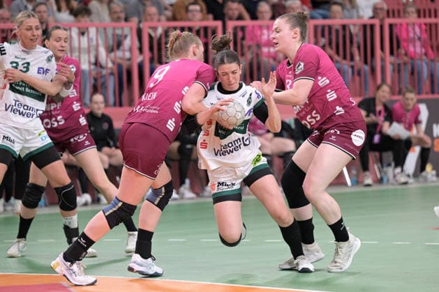 Lea Neubrander (FrischAuf Goeppingen, 81) am mit Ball gegen Naina Klein (TusSies Metzingen, 09) und Ida Petzold (TusSies Metzingen, 08) TusSies Metzingen vs. FrischAuf Goeppingen , Handball, Alsco HBF, 2. Play-Off Ligaspieltag, Saison 2025 2026, 25.04.2026 TusSies Metzingen vs. FrischAuf Goeppingen , Handball, Alsco HBF, 2. Play-Off Ligaspieltag, Saison 2025 2026, 25.04.2026 Tuebingen Copyright: xEibner-Pressefoto TobiasxBaurx EP_TBR
