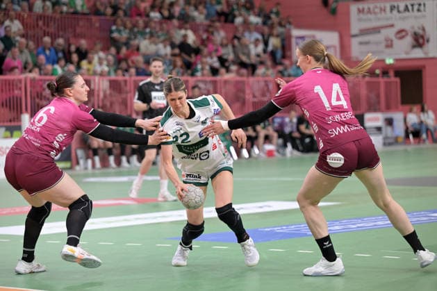 Sina Ehmann (FrischAuf Goeppingen, 22) am mit Ball gegen Svenja Huebner (TusSies Metzingen, 26) und Klara Schlegel (TusSies Metzingen, 14) TusSies Metzingen vs. FrischAuf Goeppingen , Handball, Alsco HBF, 2. Play-Off Ligaspieltag, Saison 2025 2026, 25.04.2026 TusSies Metzingen vs. FrischAuf Goeppingen , Handball, Alsco HBF, 2. Play-Off Ligaspieltag, Saison 2025 2026, 25.04.2026 Tuebingen Copyright: xEibner-Pressefoto TobiasxBaurx EP_TBR