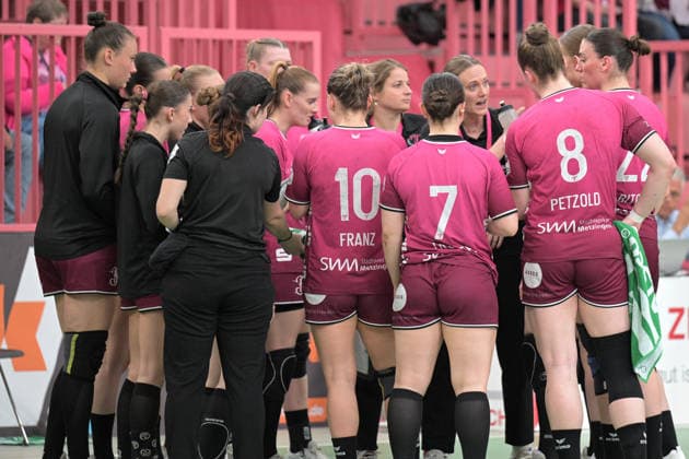 Time Out TusSies Metzingen TusSies Metzingen vs. FrischAuf Goeppingen , Handball, Alsco HBF, 2. Play-Off Ligaspieltag, Saison 2025 2026, 25.04.2026 TusSies Metzingen vs. FrischAuf Goeppingen , Handball, Alsco HBF, 2. Play-Off Ligaspieltag, Saison 2025 2026, 25.04.2026 Tuebingen Copyright: xEibner-Pressefoto TobiasxBaurx EP_TBR