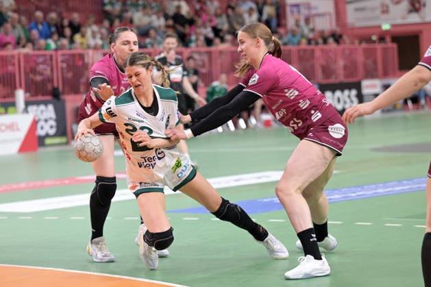 Sina Ehmann (FrischAuf Goeppingen, 22) am mit Ball gegen Svenja Huebner (TusSies Metzingen, 26) und Klara Schlegel (TusSies Metzingen, 14) TusSies Metzingen vs. FrischAuf Goeppingen , Handball, Alsco HBF, 2. Play-Off Ligaspieltag, Saison 2025 2026, 25.04.2026 TusSies Metzingen vs. FrischAuf Goeppingen , Handball, Alsco HBF, 2. Play-Off Ligaspieltag, Saison 2025 2026, 25.04.2026 Tuebingen Copyright: xEibner-Pressefoto TobiasxBaurx EP_TBR