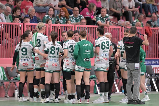 Nico Kiener (FrischAuf Goeppingen, Trainer) im Time Out im Kreis seiner Mannschaft TusSies Metzingen vs. FrischAuf Goeppingen , Handball, Alsco HBF, 2. Play-Off Ligaspieltag, Saison 2025 2026, 25.04.2026 TusSies Metzingen vs. FrischAuf Goeppingen , Handball, Alsco HBF, 2. Play-Off Ligaspieltag, Saison 2025 2026, 25.04.2026 Tuebingen Copyright: xEibner-Pressefoto TobiasxBaurx EP_TBR