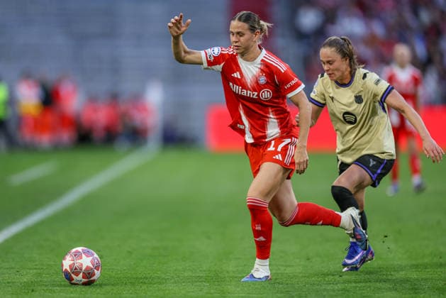 GER, München, Bayern München vs FC Barcelona, Barca Women s Champions League, Fussball, UEFA, Spielzeit 2025 2026, Allianz Arena, Halbfinale, Hinspiel im Bild v.l.: Klara Bühl (Bayern München 17), Ewa Pajor (FC Barcelona 17) DFB DFL REGULATIONS PROHIBIT ANY USE OF PHOTOGRAPHS AS IMAGE SEQUENCES AND OR QUASI-VIDEO, 25.04.2026 Copyright: HMBxMedia HendrikxHamelau
