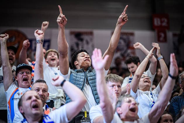 easycredit BBL Basketball Bundesliga 2025 2026 31. Spieltag 25.04.2026 Science City Jena vs VET-CONCEPT Gladiators Trier Jubel bei den Fans von Jena, alle in weiß gekleidet Sparkassen Arena