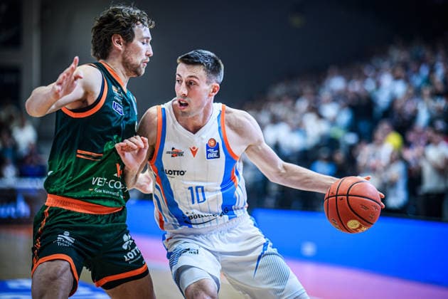 easycredit BBL Basketball Bundesliga 2025 2026 31. Spieltag 25.04.2026 Science City Jena vs VET-CONCEPT Gladiators Trier v.re. am Ball Joe Wieskamp (Jena) gegen Marco Hollersbacher (Trier) Sparkassen Arena