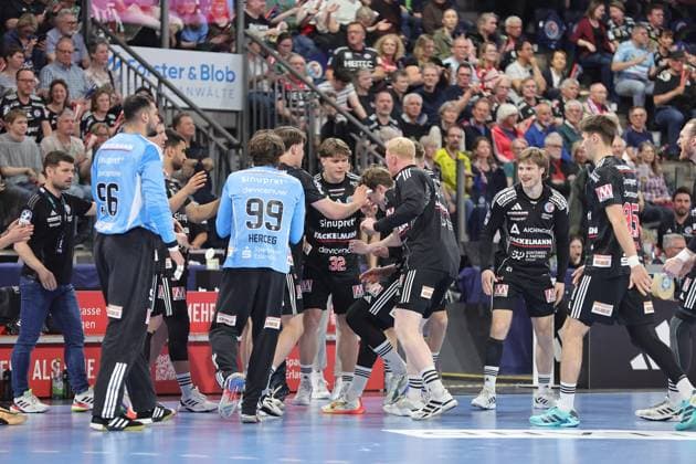 25.04.2026 - Handball - 1. Bundesliga DAIKIN HBL - Saison 2025 2026 - 29. Spieltag: HC Erlangen Metropolregion Nürnberg HCE - Handball Verein Hamburg - DaMa - xdaxmax - Mannschaft Team des HCE klatscht vor Spielbeginn ab