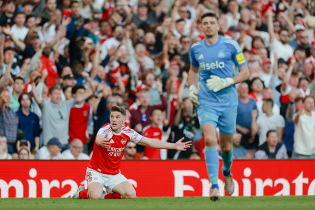 Premier League 2025 26 Arsenal v Newcastle United Emirates Stadium 25.04.2026 Nick Pope (GK) of Newcastle United is yellow carded by Referee Sam Barrott after he fouls Viktor Gyökeres of Arsenal Premier League 2025 26 Arsenal v Newcastle United Emirates Stadium 25.04.2026 Photograph By Marc Aspland The Times  Copyright: xMarcxAsplandx NINTCHDBPICT001076197638