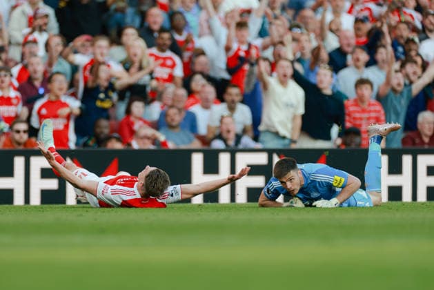 Premier League 2025 26 Arsenal v Newcastle United Emirates Stadium 25.04.2026 Nick Pope (GK) of Newcastle United is yellow carded by Referee Sam Barrott after he fouls Viktor Gyökeres of Arsenal Premier League 2025 26 Arsenal v Newcastle United Emirates Stadium 25.04.2026 Photograph By Marc Aspland The Times  Copyright: xMarcxAsplandx NINTCHDBPICT001076197669