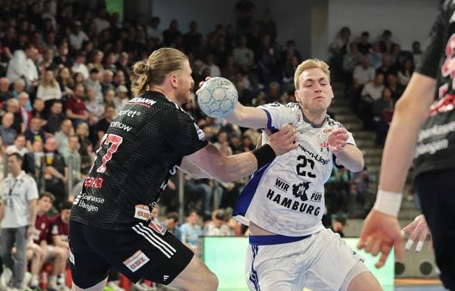 25.04.2026 - Handball - 1. Bundesliga DAIKIN HBL - Saison 2025 2026 - 29. Spieltag: HC Erlangen Metropolregion Nürnberg HCE - Handball Verein Hamburg - DaMa - xdaxmax - Maciej Gebala (77, HC Erlangen HCE ) Einar Olafsson (23, Handball Sport Verein Hamburg )
