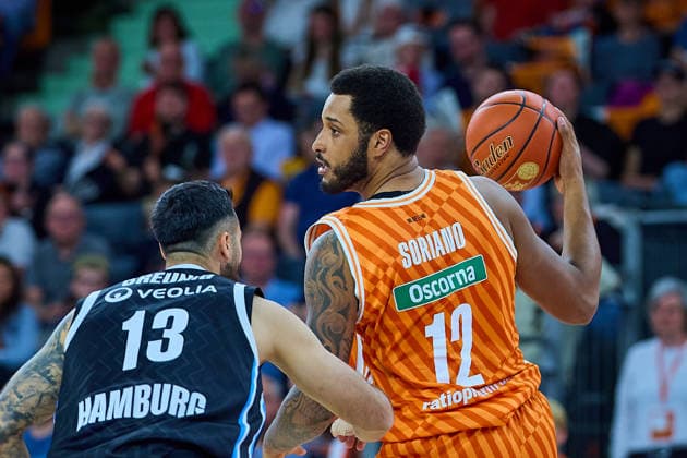 Zweikampf, Duell zwischen Martin Breuning (Veolia Towers Hamburg, 13) und Joel Soriano (ratiopharm ulm, 12) GER, ratiopharm ulm vs. Veolia Towers Hamburg, Basketball, 31. Spieltag, EasyCredit BBL, Spielzeit 2025 2026, 25.04.2026 GER, ratiopharm ulm vs. Veolia Towers Hamburg, Basketball, 31. Spieltag, EasyCredit BBL, Spielzeit 2025 2026, 25.04.2026 Neu-Ulm Copyright: xEibner-Pressefoto GeraldxOelze-dexStoppanyx EP_ODS