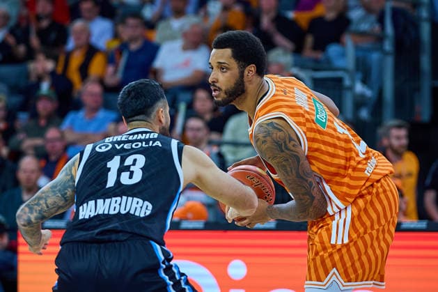 Zweikampf, Duell zwischen Martin Breuning (Veolia Towers Hamburg, 13) und Joel Soriano (ratiopharm ulm, 12) GER, ratiopharm ulm vs. Veolia Towers Hamburg, Basketball, 31. Spieltag, EasyCredit BBL, Spielzeit 2025 2026, 25.04.2026 GER, ratiopharm ulm vs. Veolia Towers Hamburg, Basketball, 31. Spieltag, EasyCredit BBL, Spielzeit 2025 2026, 25.04.2026 Neu-Ulm Copyright: xEibner-Pressefoto GeraldxOelze-dexStoppanyx EP_ODS