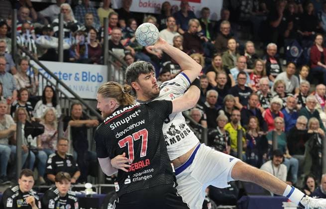 25.04.2026 - Handball - 1. Bundesliga DAIKIN HBL - Saison 2025 2026 - 29. Spieltag: HC Erlangen Metropolregion Nürnberg HCE - Handball Verein Hamburg - DaMa - xdaxmax - Maciej Gebala (77, HC Erlangen HCE ) Jacob Arenth Lassen (9, Handball Sport Verein Hamburg )