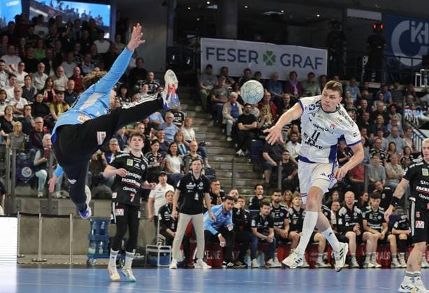 25.04.2026 - Handball - 1. Bundesliga DAIKIN HBL - Saison 2025 2026 - 29. Spieltag: HC Erlangen Metropolregion Nürnberg HCE - Handball Verein Hamburg - DaMa - xdaxmax - Tin Herceg (99, HC Erlangen HCE ) Nicolaj Jorgensen Jörgensen (11, Handball Sport Verein Hamburg )