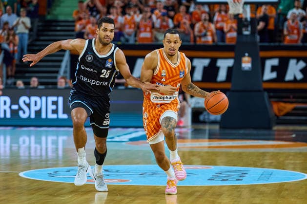 Laufduell zwischen Kenneth Ogbe (Veolia Towers Hamburg, 25) und Nelson Weidemann (ratiopharm ulm, 00) GER, ratiopharm ulm vs. Veolia Towers Hamburg, Basketball, 31. Spieltag, EasyCredit BBL, Spielzeit 2025 2026, 25.04.2026 GER, ratiopharm ulm vs. Veolia Towers Hamburg, Basketball, 31. Spieltag, EasyCredit BBL, Spielzeit 2025 2026, 25.04.2026 Neu-Ulm Copyright: xEibner-Pressefoto GeraldxOelze-dexStoppanyx EP_ODS