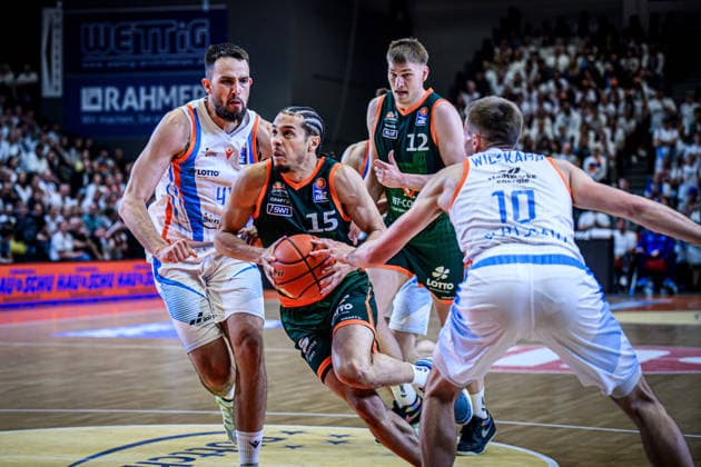 easycredit BBL Basketball Bundesliga 2025 2026 31. Spieltag 25.04.2026 Science City Jena vs VET-CONCEPT Gladiators Trier Mitte am Ball Jordan Roland (Trier) gegen links Alexander Herrera (Jena) und rechts Joe Wieskamp (Jena) Sparkassen Arena