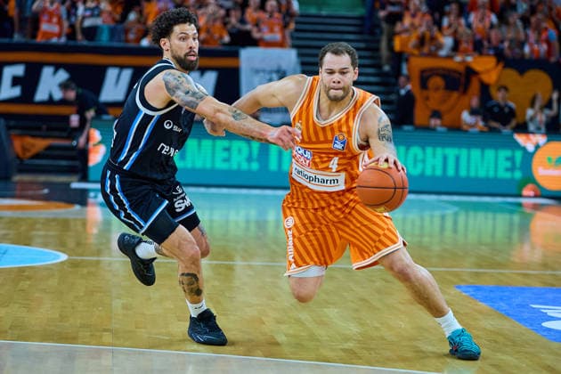 Zweikampf, Duell zwischen Devon Daniels (Veolia Towers Hamburg, 21) und Christopher Ledlum (ratiopharm ulm, 04) GER, ratiopharm ulm vs. Veolia Towers Hamburg, Basketball, 31. Spieltag, EasyCredit BBL, Spielzeit 2025 2026, 25.04.2026 GER, ratiopharm ulm vs. Veolia Towers Hamburg, Basketball, 31. Spieltag, EasyCredit BBL, Spielzeit 2025 2026, 25.04.2026 Neu-Ulm Copyright: xEibner-Pressefoto GeraldxOelze-dexStoppanyx EP_ODS