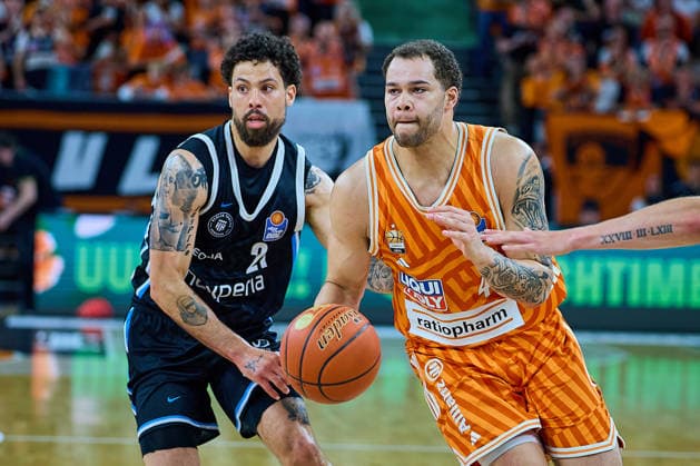 Zweikampf, Duell zwischen Devon Daniels (Veolia Towers Hamburg, 21) und Christopher Ledlum (ratiopharm ulm, 04) GER, ratiopharm ulm vs. Veolia Towers Hamburg, Basketball, 31. Spieltag, EasyCredit BBL, Spielzeit 2025 2026, 25.04.2026 GER, ratiopharm ulm vs. Veolia Towers Hamburg, Basketball, 31. Spieltag, EasyCredit BBL, Spielzeit 2025 2026, 25.04.2026 Neu-Ulm Copyright: xEibner-Pressefoto GeraldxOelze-dexStoppanyx EP_ODS