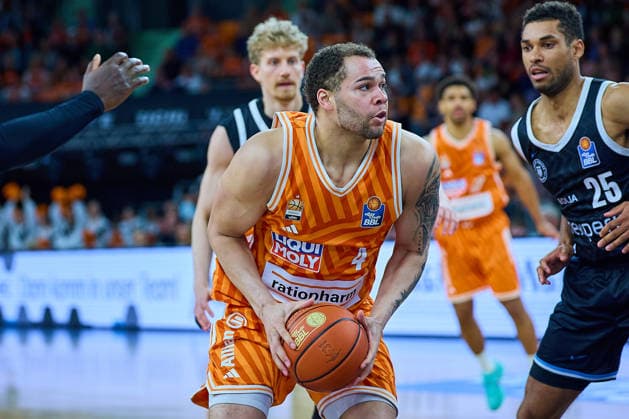 Zweikampf, Duell zwischen Christopher Ledlum (ratiopharm ulm, 04), Kenneth Ogbe (Veolia Towers Hamburg, 25) GER, ratiopharm ulm vs. Veolia Towers Hamburg, Basketball, 31. Spieltag, EasyCredit BBL, Spielzeit 2025 2026, 25.04.2026 GER, ratiopharm ulm vs. Veolia Towers Hamburg, Basketball, 31. Spieltag, EasyCredit BBL, Spielzeit 2025 2026, 25.04.2026 Neu-Ulm Copyright: xEibner-Pressefoto GeraldxOelze-dexStoppanyx EP_ODS
