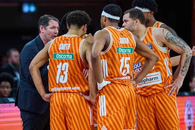 Ty Harrelson (ratiopharm ulm, Head Coach) in der Auszeit GER, ratiopharm ulm vs. Veolia Towers Hamburg, Basketball, 31. Spieltag, EasyCredit BBL, Spielzeit 2025 2026, 25.04.2026 GER, ratiopharm ulm vs. Veolia Towers Hamburg, Basketball, 31. Spieltag, EasyCredit BBL, Spielzeit 2025 2026, 25.04.2026 Neu-Ulm Copyright: xEibner-Pressefoto GeraldxOelze-dexStoppanyx EP_ODS