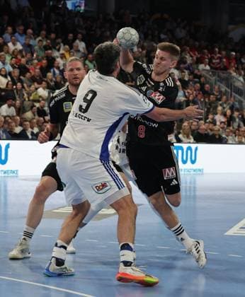 25.04.2026 - Handball - 1. Bundesliga DAIKIN HBL - Saison 2025 2026 - 29. Spieltag: HC Erlangen Metropolregion Nürnberg HCE - Handball Verein Hamburg - DaMa - xdaxmax - Jacob Arenth Lassen (9, Handball Sport Verein Hamburg ) Marek Nissen (6, HC Erlangen HCE )