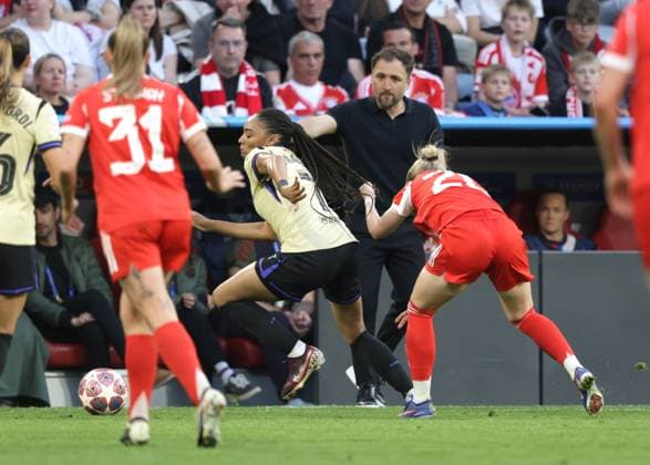 Bayerns 20 Franziska KETT zieht Barcelonas 7 PRALLUELO an den Haren und erhaelt anschliessend einen Platzverweis, rote Karte. Frauenfussball: Muenchen - Barcelona. Frauen - Fußball - Championsleague, FC Bayern München - FC Barcelona, Barca Halbfinale, Hinspiel, Saison 2025-2026, am 25.04.2026 in Muenchen, A L L I A N Z A R E N A, Deutschland. Quelle Copyright Credit : Oryk HAIST