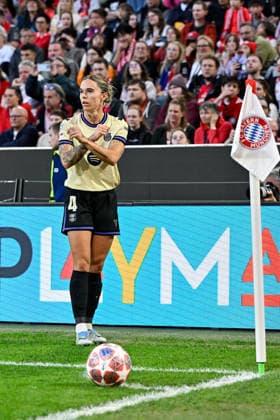 Mapi LEON (Barcelona, 4) kreuzt vor einem Eckstoß ihre Arme, Freisteller, Ganzkörper, Einzelbild, Aktion, Action, 25.04.2026, München (Deutschland), Fussball, UEFA Womens Champions League, Halbfinale, FC Bayern München - FC Barcelona, Barca