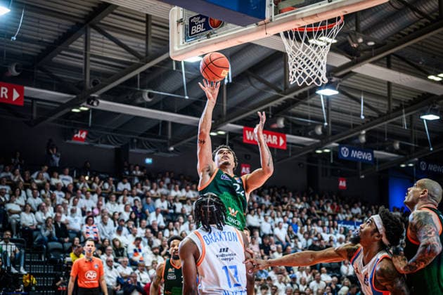 easycredit BBL Basketball Bundesliga 2025 2026 31. Spieltag 25.04.2026 Science City Jena vs VET-CONCEPT Gladiators Trier Nolan Adekunle (Trier) beim Korbleger gegen Keith Braxton (Jena) Sparkassen Arena