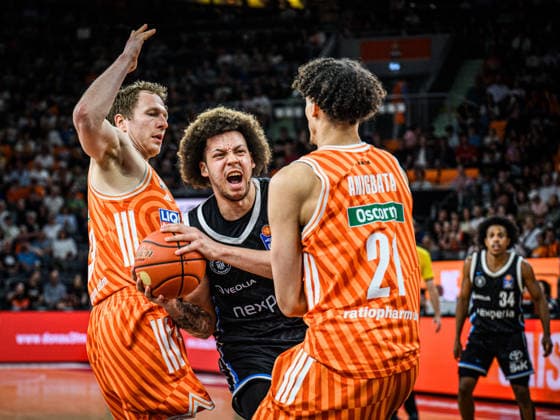 Neu Ulm, Deutschland, 25.04.26: Christian Sengfelder (ratiopharm ulm), Zacharie Perrin (Veolia Towers Hamburg) und Alec Anigbata (ratiopharm ulm) im Zweikampf waehrend des Basketball Bundesliga Spiels zwischen ratiopharm ulm vs Veolia Towers Hamburg in der ratiopharm Arena am 25. April 2026 in Neu Ulm, Deutschland. (Foto von Harry Langer DeFodi Images) ratiopharm Arena, Germany, 25.04.26: Christian Sengfelder (ratiopharm ulm), Zacharie Perrin (Veolia Towers Hamburg) und Alec Anigbata (ratiopharm ulm) battle for the ball during the Basketball Bundesliga match between ratiopharm ulm vs Veolia Towers Hamburg at Neu Ulm on April 25, 2026 in ratiopharm Arena, Germany. (Photo by Harry Langer DeFodi Images) (Photo by Harry Langer DeFodi Images) -