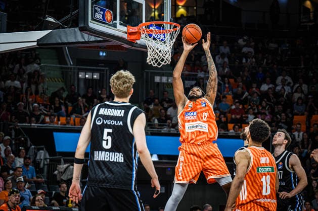 Neu Ulm, Deutschland, 25.04.26: Zsombor Maronka (Veolia Towers Hamburg), Joel Soriano (ratiopharm ulm) und Mark Smith (ratiopharm ulm) im Zweikampf waehrend des Basketball Bundesliga Spiels zwischen ratiopharm ulm vs Veolia Towers Hamburg in der ratiopharm Arena am 25. April 2026 in Neu Ulm, Deutschland. (Foto von Harry Langer DeFodi Images) ratiopharm Arena, Germany, 25.04.26: Zsombor Maronka (Veolia Towers Hamburg), Joel Soriano (ratiopharm ulm) und Mark Smith (ratiopharm ulm) battle for the ball during the Basketball Bundesliga match between ratiopharm ulm vs Veolia Towers Hamburg at Neu Ulm on April 25, 2026 in ratiopharm Arena, Germany. (Photo by Harry Langer DeFodi Images) (Photo by Harry Langer DeFodi Images) -