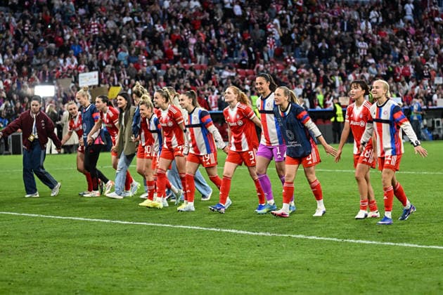 Fußball I Frauen I Saison 2025-2026 I Champions League I Halbfinale I FC Bayern München - FC Barcelona, Barca I 25.04.2026 Die Spielerinnen vom FC Bayern München feiern nach dem Schlusspfiff vor den Fans. München Allianz-Arena (Werner-Heisenberg-Allee 25) Bayern Deutschland Copyright: xLobeca InesxHähnelx