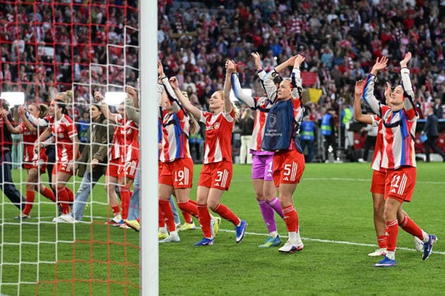 Fußball I Frauen I Saison 2025-2026 I Champions League I Halbfinale I FC Bayern München - FC Barcelona, Barca I 25.04.2026 Die Spielerinnen vom FC Bayern München feiern nach dem Schlusspfiff vor der eigenen Fankurve München Allianz-Arena (Werner-Heisenberg-Allee 25) Bayern Deutschland Copyright: xLobeca InesxHähnelx