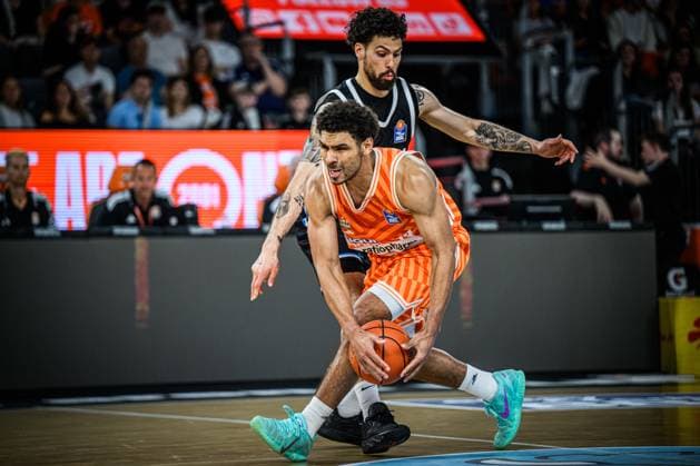 Neu Ulm, Deutschland, 25.04.26: Mark Smith (ratiopharm ulm) und Devon Daniels (Veolia Towers Hamburg) im Zweikampf waehrend des Basketball Bundesliga Spiels zwischen ratiopharm ulm vs Veolia Towers Hamburg in der ratiopharm Arena am 25. April 2026 in Neu Ulm, Deutschland. (Foto von Harry Langer DeFodi Images) ratiopharm Arena, Germany, 25.04.26: Mark Smith (ratiopharm ulm) und Devon Daniels (Veolia Towers Hamburg) battle for the ball during the Basketball Bundesliga match between ratiopharm ulm vs Veolia Towers Hamburg at Neu Ulm on April 25, 2026 in ratiopharm Arena, Germany. (Photo by Harry Langer DeFodi Images) (Photo by Harry Langer DeFodi Images) -