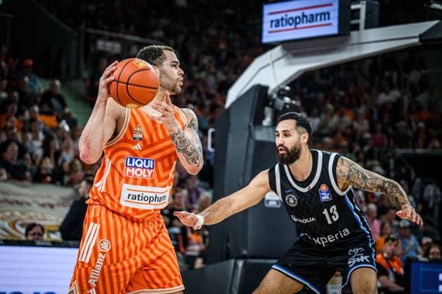 Neu Ulm, Deutschland, 25.04.26: Christopher Ledlum (ratiopharm ulm) undMartin Breunig (Veolia Towers Hamburg) im Zweikampf waehrend des Basketball Bundesliga Spiels zwischen ratiopharm ulm vs Veolia Towers Hamburg in der ratiopharm Arena am 25. April 2026 in Neu Ulm, Deutschland. (Foto von Harry Langer DeFodi Images) ratiopharm Arena, Germany, 25.04.26: Christopher Ledlum (ratiopharm ulm) undMartin Breunig (Veolia Towers Hamburg) battle for the ball during the Basketball Bundesliga match between ratiopharm ulm vs Veolia Towers Hamburg at Neu Ulm on April 25, 2026 in ratiopharm Arena, Germany. (Photo by Harry Langer DeFodi Images) (Photo by Harry Langer DeFodi Images) -