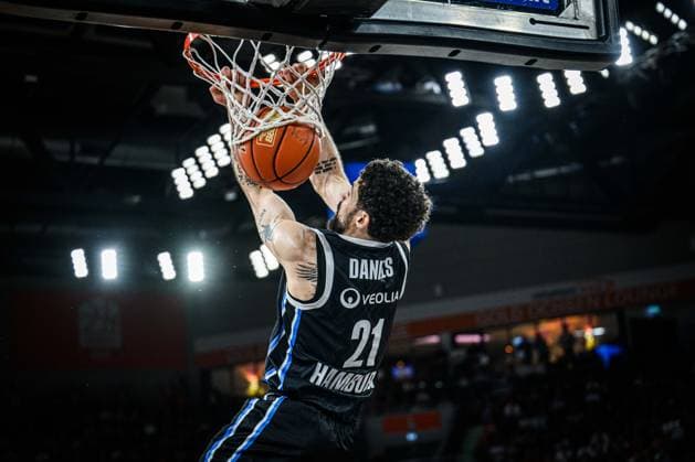 Neu Ulm, Deutschland, 25.04.26: Devon Daniels (Veolia Towers Hamburg) in Aktion, am Ball, Einzelaktion waehrend des Basketball Bundesliga Spiels zwischen ratiopharm ulm vs Veolia Towers Hamburg in der ratiopharm Arena am 25. April 2026 in Neu Ulm, Deutschland. (Foto von Harry Langer DeFodi Images) ratiopharm Arena, Germany, 25.04.26: Devon Daniels (Veolia Towers Hamburg) controls the Ball during the Basketball Bundesliga match between ratiopharm ulm vs Veolia Towers Hamburg at Neu Ulm on April 25, 2026 in ratiopharm Arena, Germany. (Photo by Harry Langer DeFodi Images) (Photo by Harry Langer DeFodi Images) -
