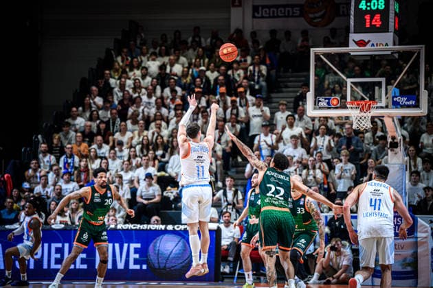 easycredit BBL Basketball Bundesliga 2025 2026 31. Spieltag 25.04.2026 Science City Jena vs VET-CONCEPT Gladiators Trier Jack Pagenkopf (Jena) beim 3er. Dahinter die Jena Fans alle in weiß gekleidet Sparkassen Arena