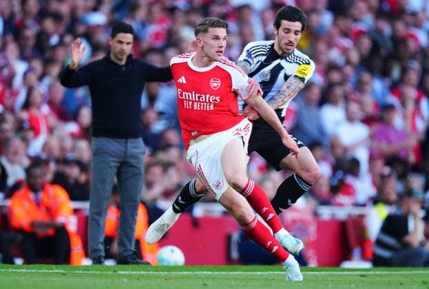 Sandro Tonali of Newcastle United grapples with Viktor Gyokeres of Arsenal Arsenal v Newcastle United, Premier League, Football, Emirates Stadium, London, UK - 25 Apr 2026London Emirates Stadium United Kingdom EDITORIAL USE ONLY No use with unauthorised audio, video, data, fixture lists, club league logos or live services. Online in-match use limited to 120 images, no video emulation. No use in betting, games or single club league player publications. Copyright: xJavierxGarcia Shutterstockx 16838834ac